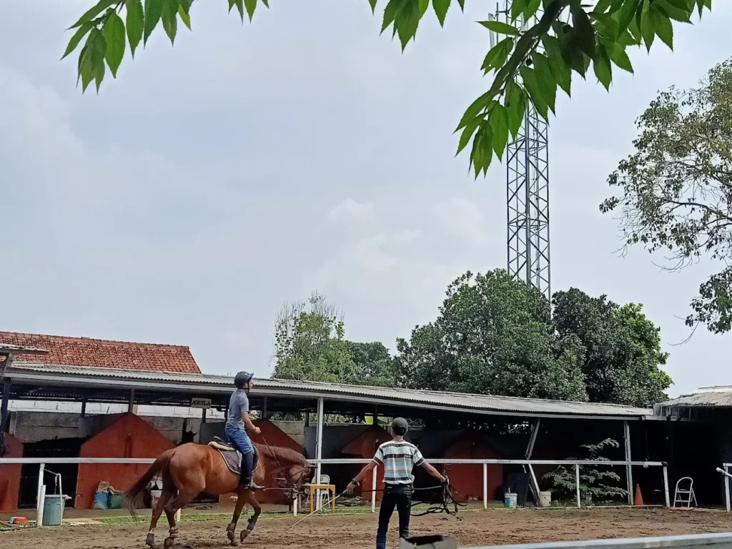 Arena latihan berkuda outdoor di Andiga Equestrian dengan suasana asri dan area berkuda yang nyaman untuk pemula maupun profesional.
